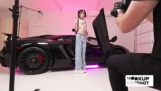 BTs - CC doll zeigt ihren tätowierten körper in einem urbanen outfit!