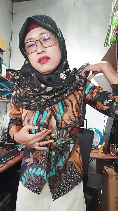 Store Bryster Hijab TS onanerer, indtil hun kommer