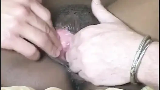 İki adam sürtüklerin amına parmak sokuyor ve sonra kadın götüne büyük yarak alıyor