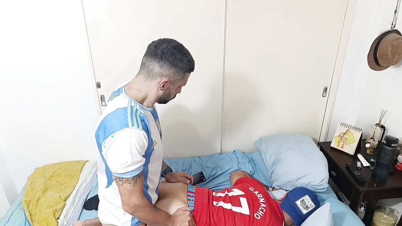 泡泡屁股! 我们和我的朋友一起从球场上来, 他很热衷于看到球员, 事情失控了