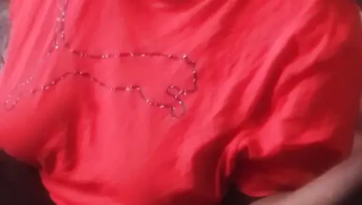 Pengeboran memek dengan botol, mengisap klitoris besar dengan botol