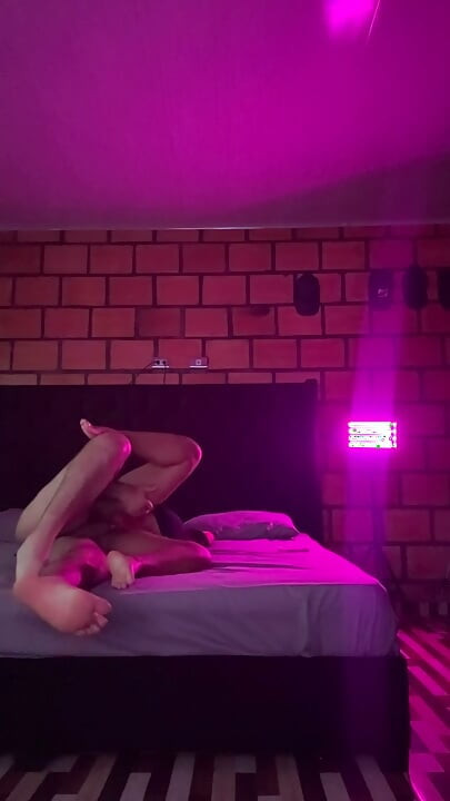 Bir gece süren partiden sonra, boşalana kadar sikiştik.