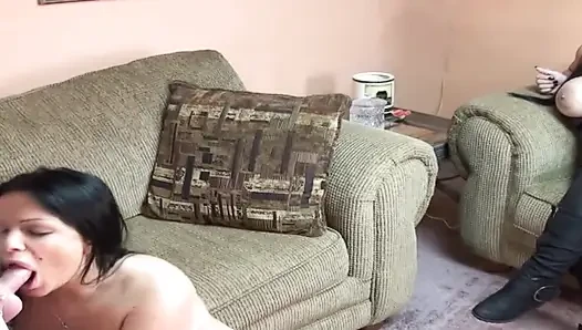 Azgın esmer orta yaşlı seksi kadın amcığını yalatıyor ve sert sikiliyor