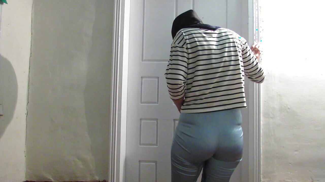 Jerk off to my wet pants