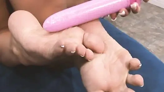 Cum feet szene 4: Vollbusige latina brünette in dessous will, dass männer auf ihre füße kommen