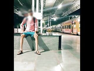 Ejaculação pública na estação ferroviária sexy indiana