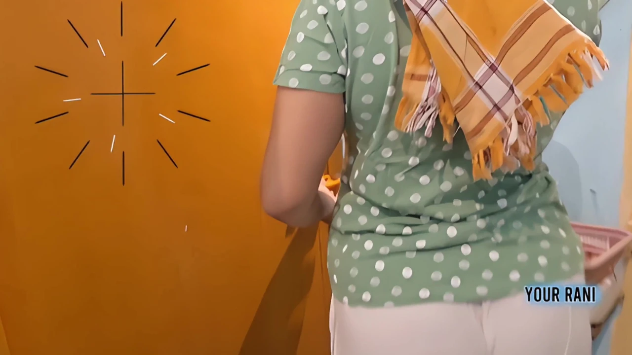 Hintli üvey erkek kardeş üvey kız kardeşiyle baharatlı duşta seks yapıyor