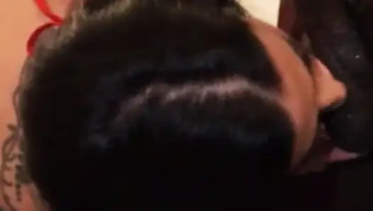 Шлюшка обожает большие члены и сперму