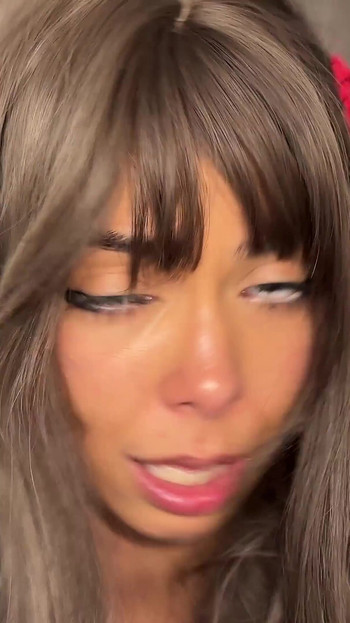 Ea pretinde a fi o prima dată, dar ea dovedește contrariul la audiție