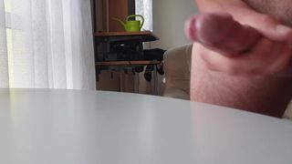 Sperma auf dem Tisch