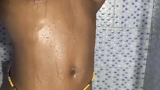 Ateşli zenci hatun banyoda tek başına