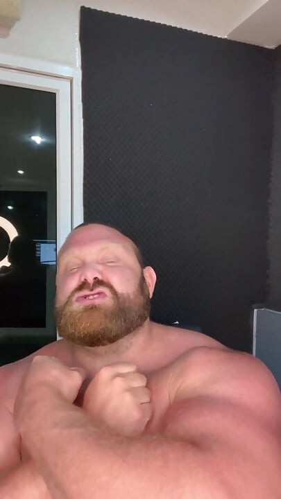 Muscle Ddy Catches You Perving