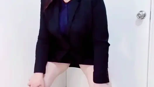 Sekretaris semok latina dengan pantat bahenol lagi asik melucuti semua pakaiannya di kantor sampai lubangnya menganga lebar