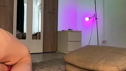 Baş aşağı mastürbasyon yapıyor ve ayakları yalıyor jucielussie