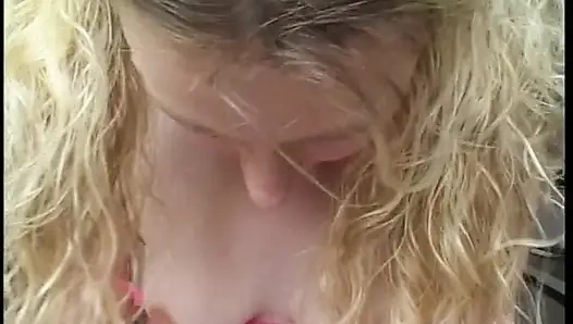 Sarışın kızı sikiyor ve yüzüne boşaltıyor