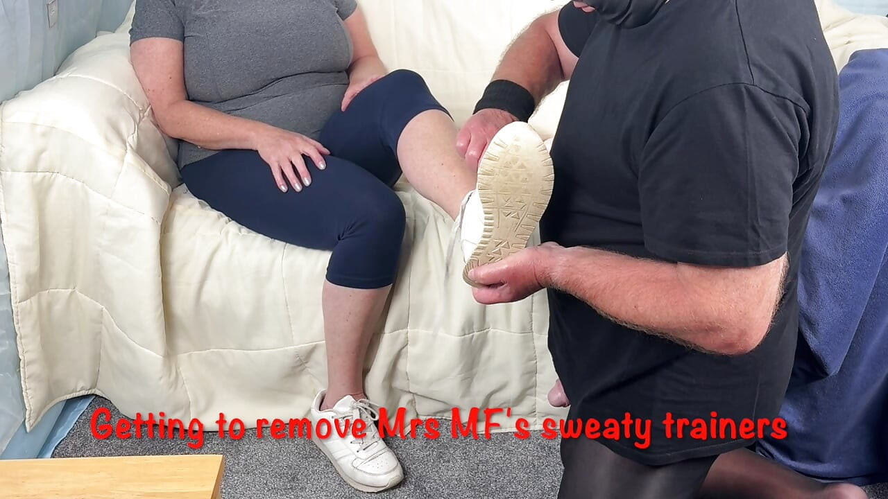 Mrs Mature Feet consigue su mariquita para limpiar sus pies sudorosos 478