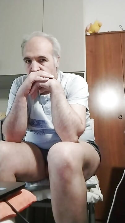 Pornoshow online met handwerk en plas in de fles