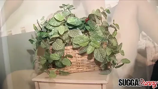 Чернокожая с большой задницей Tiffany Stacks раздвигает ноги широко для члена