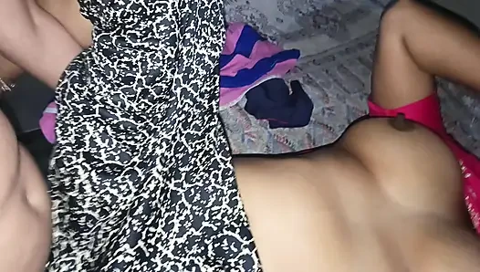 Nettes indisches bhabhi mit saftigen lippen leckt und lutscht großen schwanz und genießt ficken im doggystyle