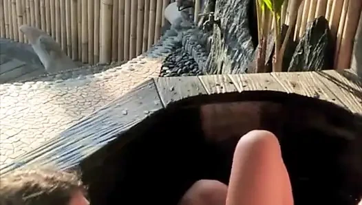 Fick junges paar veranda im freien