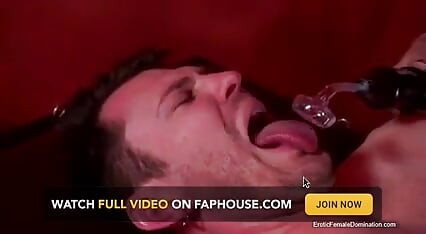 Zeiță în latex dominatoare, sclav imobilizat cu dominare feminină