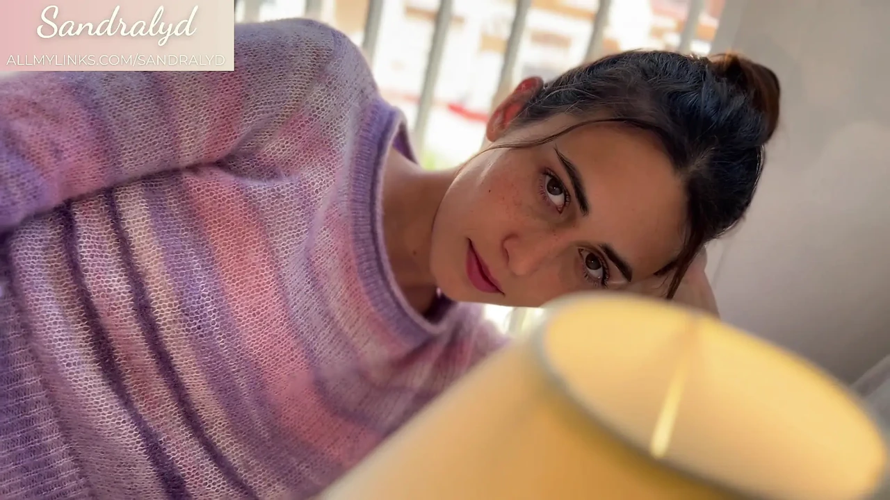 孤独的西班牙女孩在她的卧室里