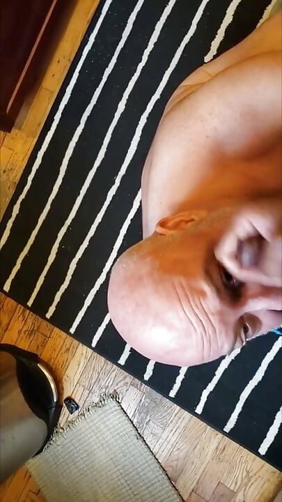 Ursul are parte de o ejaculare facială în bucătărie de la o neagră