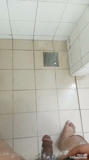 Masturbasi kontol besarku di shower dingin