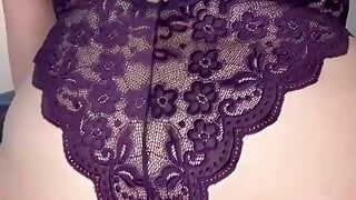 Pemujaan pantat - pakaian dalam ungu