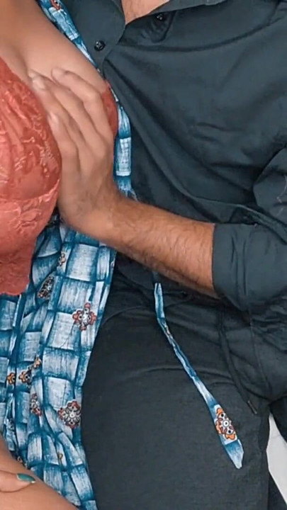 Zapanjujući trenutak iz "Desi Bhabhi Riya je jebana od susjeda koji vara muža"
