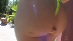 Неслухняна латиноамериканська красуня Ребека Лінарес любить лизати ноги свого хлопця після того, як його великий член відполірував її дупу