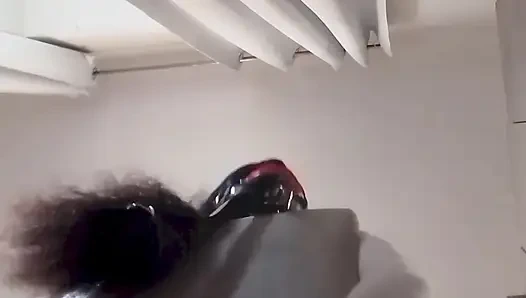 MILF ditutup matanya dan tersumbat, kacau di vagina dan mulut