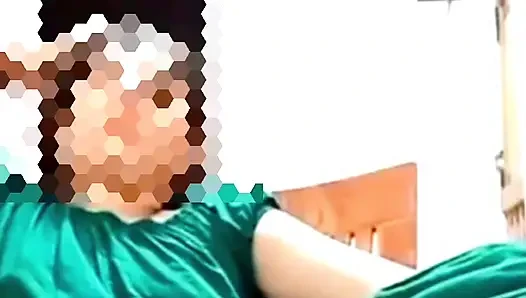 Üvey kız kardeşim görüntülü görüşmede amını gösteriyor