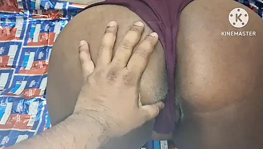 Ibu rumah tangga India lagi asik mainin kontol suaminya