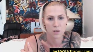 Blonde Transe mit dicken Titten stöhnt beim Masturbieren
