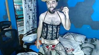 Gay passivo in lingerie esibito come una troia