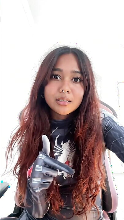 Lille desi pige Mia Z onanerer og reagerer på hentai