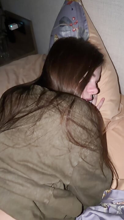 أخت صغيرة عمرها 18 سنة، كس محلوق ضيق وطيز كبيرة عصيرية محفورة بقوة - فلاش ليلي بوف