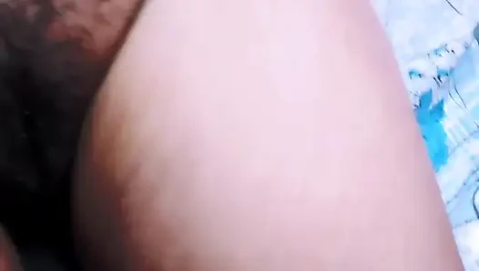 Elini karısının amına soktu ve amcığı patladı.