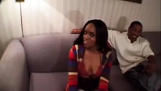 Трах черной киски с натуральными сиськами с цветными волосами... сперма в рот