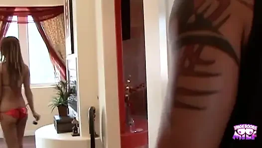 Julian Andretti büyük memeli orta yaşlı seksi kadını evinde sikiyor ve yüzüne oldukça kötü bir şekilde boşalıyor