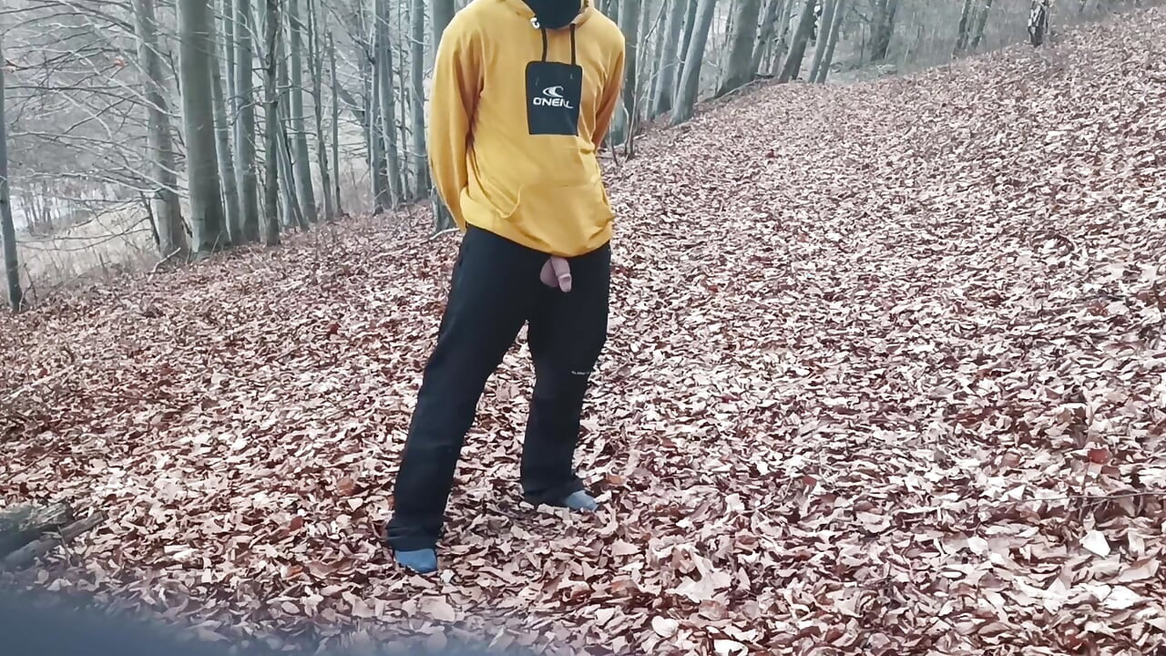 Справжній чоловік, аматорська мастурбація на відкритому повітрі