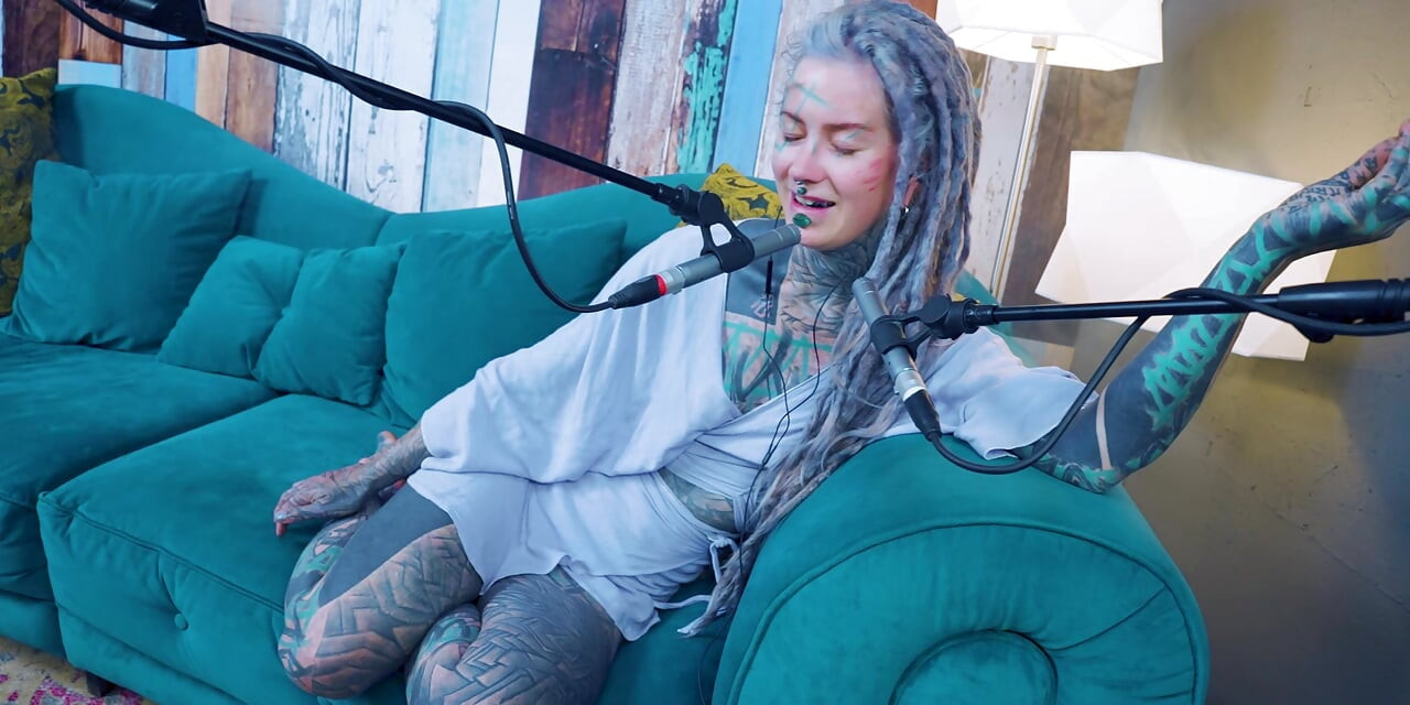 Jeg taler om Z - iver - ASMR podcast SFW taler goth tynd pige dreadlocks tatovering model blæk pige