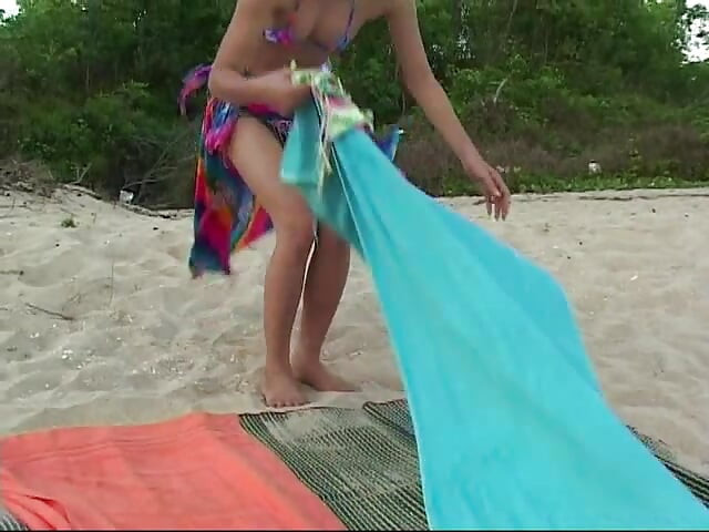 Awek comel suka bermain di pantai