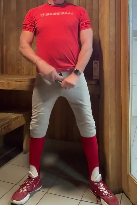 Cowok alpha lagi asik bersenang-senang di ruangan sauna bareng jockdad87 bagian 8