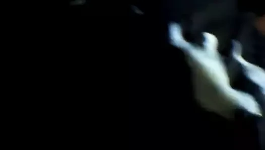 masturbasyon ile boşalmak üzerinde bir siyah gömlek