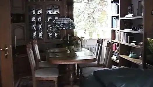 Amatör kamera önünde deliğiyle oynuyor