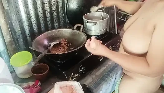 Раздевается теща, которая готовит