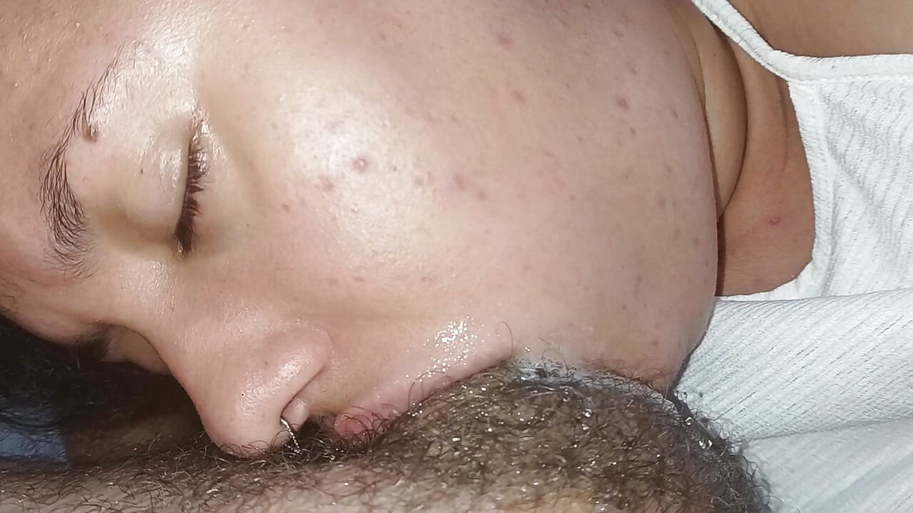 POV CU GURIȚA ASTA NERVOASĂ LINGÂND ȘI SUGÂND TARE ȘI ADÂNC
