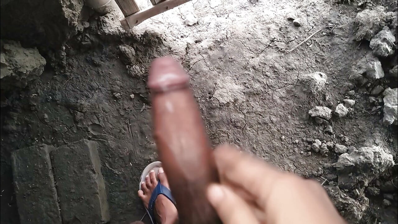 Masturbating in a mud room having fun
